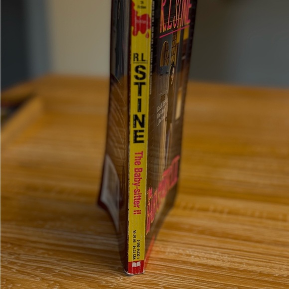 Scholastic R.L. Stine The Babysitter II - Pink and Blue Cover - Picture 2 of 4